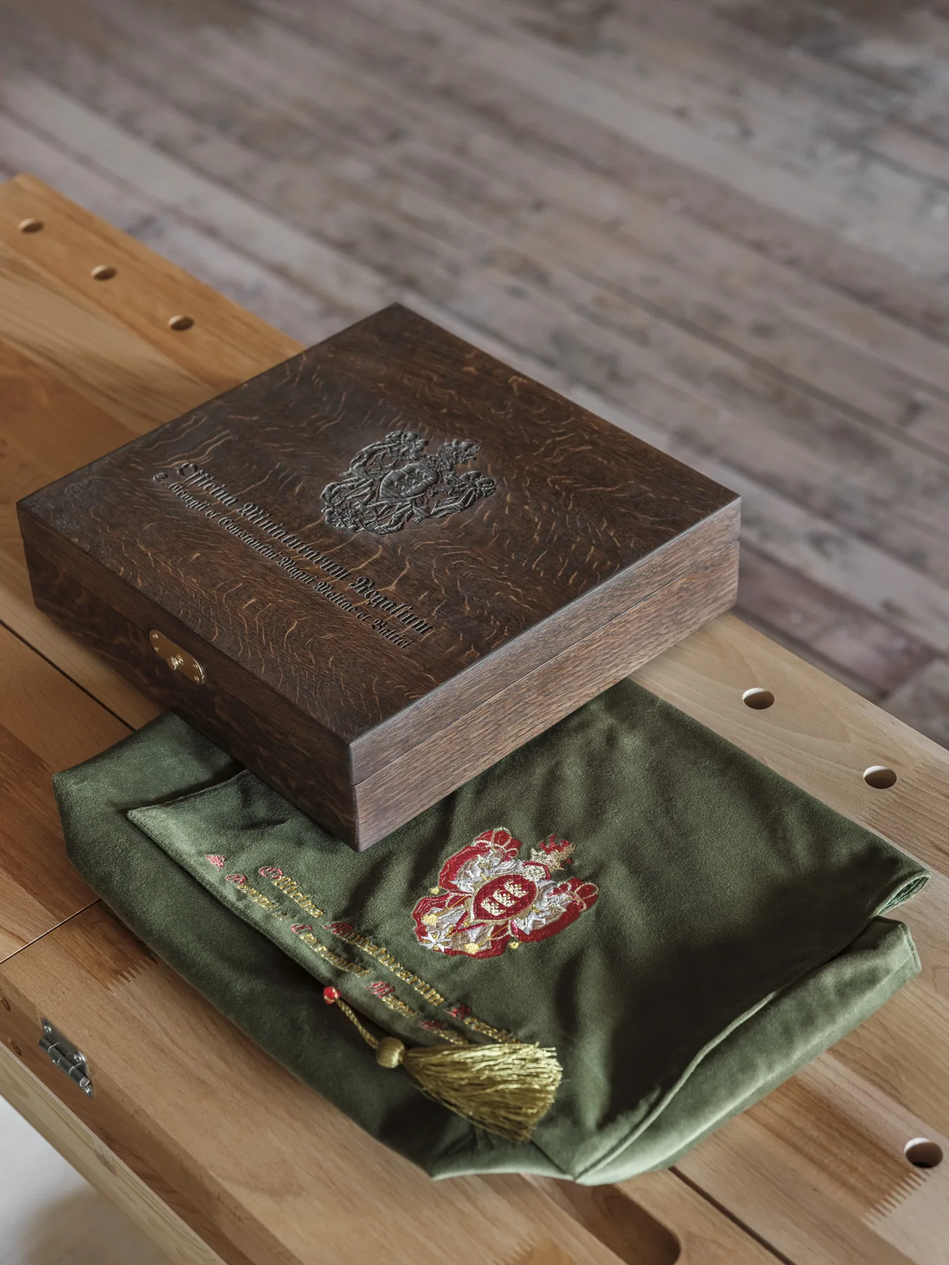 Oak chest with a green velvet pouch embroidered with the studio arms